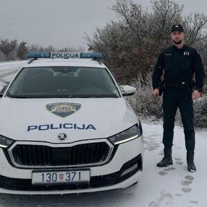 "A GDE OVAJ GOSPODIN ZAUSTAVLJA?" Hrvatice u transu zbog zgodnog policajca, pazite šta pišu - "MOLIM TE, KAZNI ME"