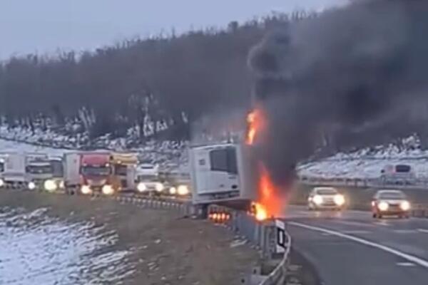 BUKTI POŽAR NA KAMIONU: Kulja crni dim iz vozila, napravio se zastoj ka Beogradu! (VIDEO)