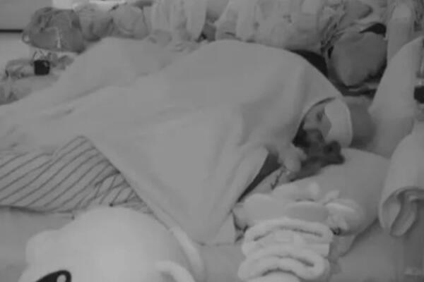 NI KAMERA NI LJUDI IM NISU SMETALI KAD SU SE VAĆARILI! Srbi šokirani snimcima bez CENZURE - SVE PUCALO u krevetu