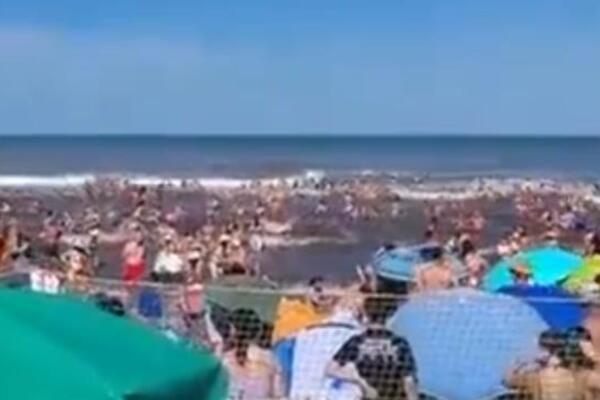 OPŠTI HAOS NA PLAŽI: Meteo-cunami iznenada pogodio obalu, kupači u PANICI POČELI DA BEŽE! (VIDEO)
