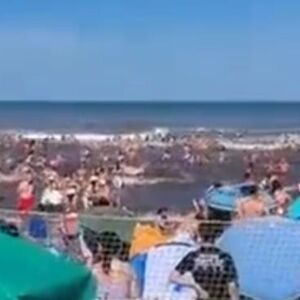 OPŠTI HAOS NA PLAŽI: Meteo-cunami iznenada pogodio obalu, kupači u PANICI POČELI DA BEŽE! (VIDEO)