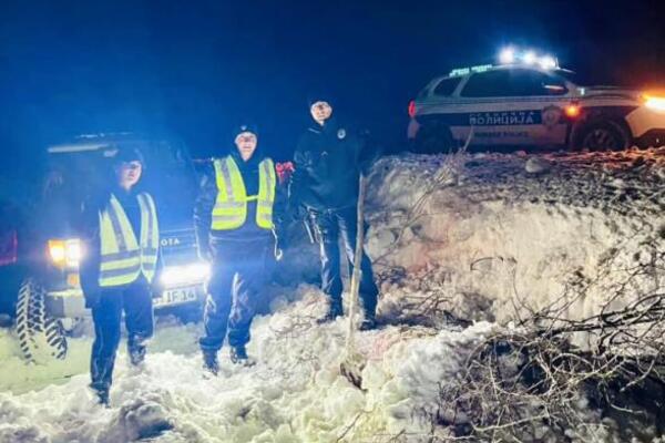 Drama na Pešterskoj visoravni: Evakuisan mladi bračni par koji je sleteo u snežne nanose