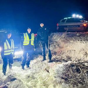Drama na Pešterskoj visoravni: Evakuisan mladi bračni par koji je sleteo u snežne nanose