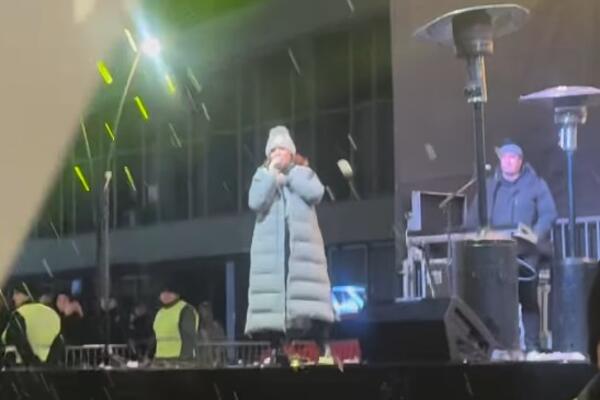 ČAČANI GAĐALI PRAVO U GLAVU! Letele grudve ka ženi, nije znala gde će - SVE PREKINUTO, PORUČILA: "IMATE LI MAJKU!"