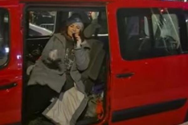 KAD NE MOŽE BINA, MOŽE PREVOZ! Čačani bacaju grudve u glavu, Bekuta ne odustaje &ndash; sela u KOMBI pa zapevala još jače