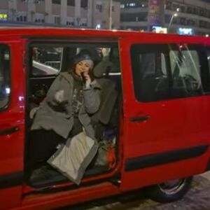 ČAČANI PROTESTVUJU, A BEKUTA PEVA IZ KOMBIJA! Snimak gleda cela Srbija - ni GRUDVE u glavu nisu sprečile OVO