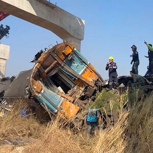 KRAN PAO NA VOZ, PRESEKAO GA NA POLA! Stravična nesreća na Tajlandu, broje se mrtvi (FOTO/VIDEO)