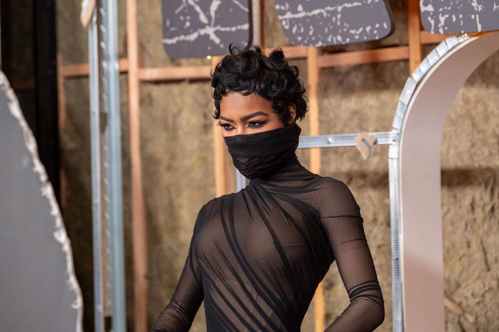 ZAR OVAKO DA SE ŠETA ULICOM? U providnoj čipki bez postave i sa krunom na glavi GLAVNA TEMA - pogledajte samo ovo