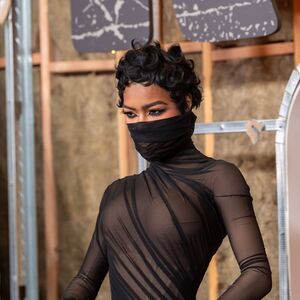 ŽENO, ŠTA JE TO NA LICU? SINOĆ SU SVI BRUJALI O NJOJ! Pogledajte prvo ka gore - a onda ka DOLE i eto ga NOVI ŠOK