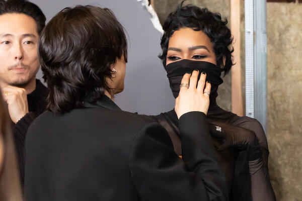 ŽENO, ŠTA JE TO NA LICU? SINOĆ SU SVI BRUJALI O NJOJ! Pogledajte prvo ka gore - a onda ka DOLE i eto ga NOVI ŠOK