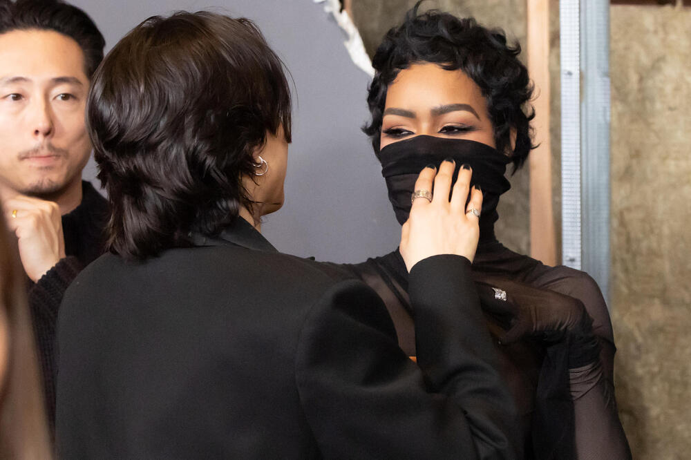 ŽENO, ŠTA JE TO NA LICU? SINOĆ SU SVI BRUJALI O NJOJ! Pogledajte prvo ka gore - a onda ka DOLE i eto ga NOVI ŠOK