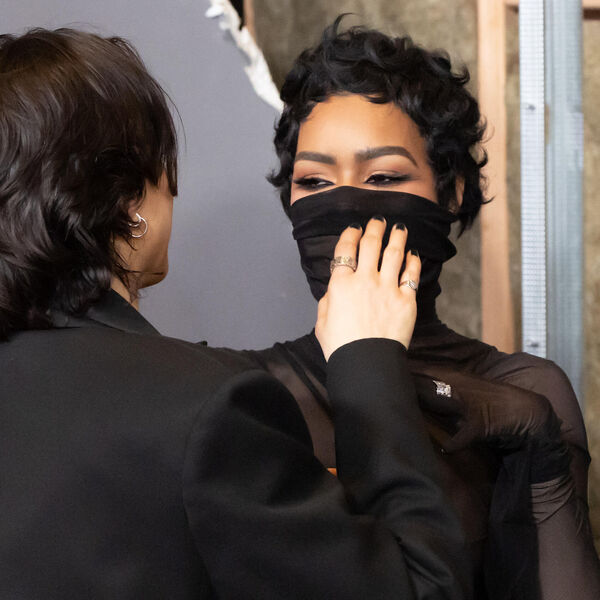 ŽENO, ŠTA JE TO NA LICU? SINOĆ SU SVI BRUJALI O NJOJ! Pogledajte prvo ka gore - a onda ka DOLE i eto ga NOVI ŠOK