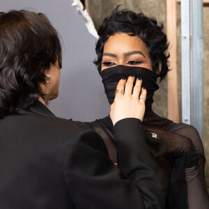 ŽENO, ŠTA JE TO NA LICU? SINOĆ SU SVI BRUJALI O NJOJ! Pogledajte prvo ka gore - a onda ka DOLE i eto ga NOVI ŠOK