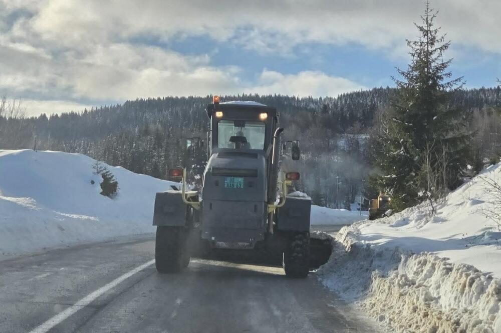 Uklanjaju se ogromne količine snega kako bi saobraćaj funkcionisao: Putari u ovom delu Srbije ne odmaraju (FOTO)