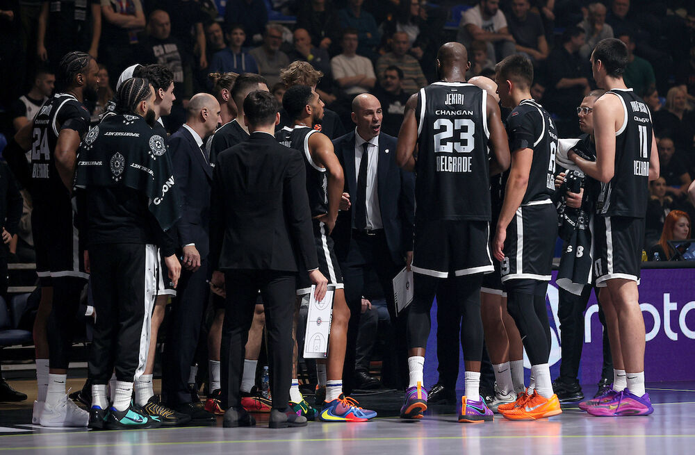 Đoan Penjaroja i košarkaši Partizana na utakmici protiv Olimpijakosa u sezoni 2025/26