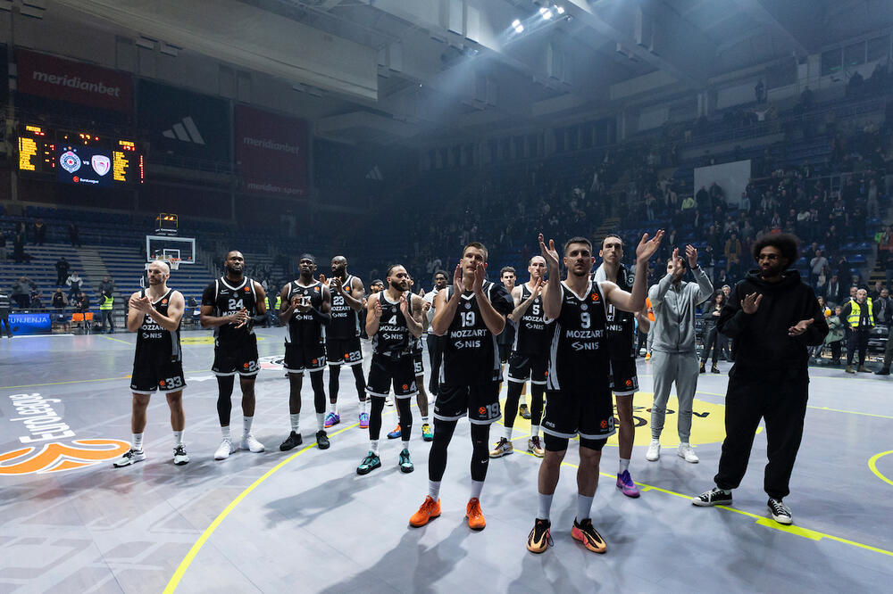 "I KADA NE BUDEŠ PRVI TI..." Grobari pesmom ispratili košarkaše Partizana posle teškog poraza (Video)