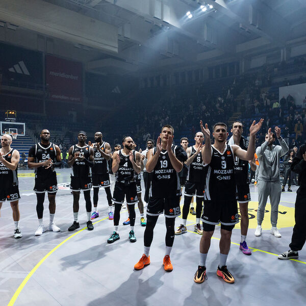 "I KADA NE BUDEŠ PRVI TI..." Grobari pesmom ispratili košarkaše Partizana posle teškog poraza (Video)