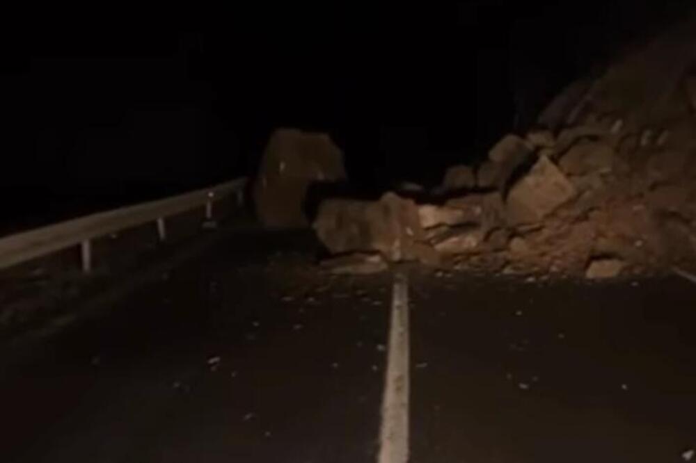 Drama na Ibarskoj magistrali, nekoliko tona kamena se sručilo na kolovoz: Potpuni zastoj saobraćaja (VIDEO)