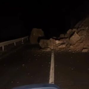 Drama na Ibarskoj magistrali, nekoliko tona kamena se sručilo na kolovoz: Potpuni zastoj saobraćaja (VIDEO)