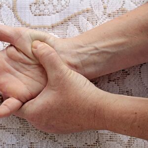 OSEĆATE KAO DA VAS BOCKAJU IGLICE ILI VAM RUKA TRNE? Nikako nemojte da IGNORIŠETE simptome - POSLE NEMA KUKANJA