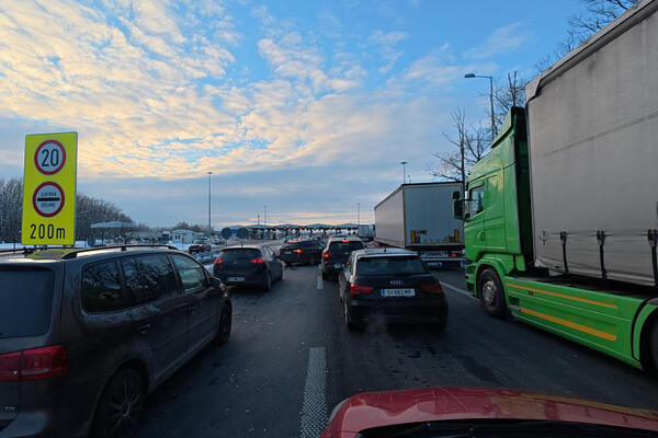 EVO KAKVO JE STANJE NA PRELAZIMA: Teretna vozila na Batrovcima čekaju 3 SATA, oglasio se AMSS