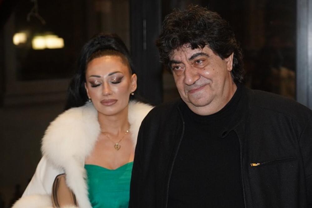 PONOVO U CENTRU PAŽNJE! Steva Simeunović i 30 godina mlađa pevačica Zorana imaju LEPU VEST - SVI ČESTITAJU