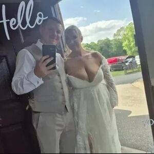 "SVE TI BUKVALNO VISI": Nastao SKANDAL zbog MLADINE haljine, pola interneta je razapinje - GLEDAJTE OVO