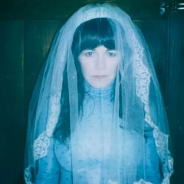 SVET ŠOKIRAN! Pevačica se UDALA za svog PSA! U dvorištu mu rekla "SUDBONOSNO DA", objavila i slike