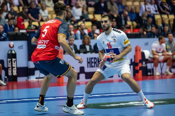 Srbija pokazala "zube," ali bez iznenađenja protiv Španije (Foto)