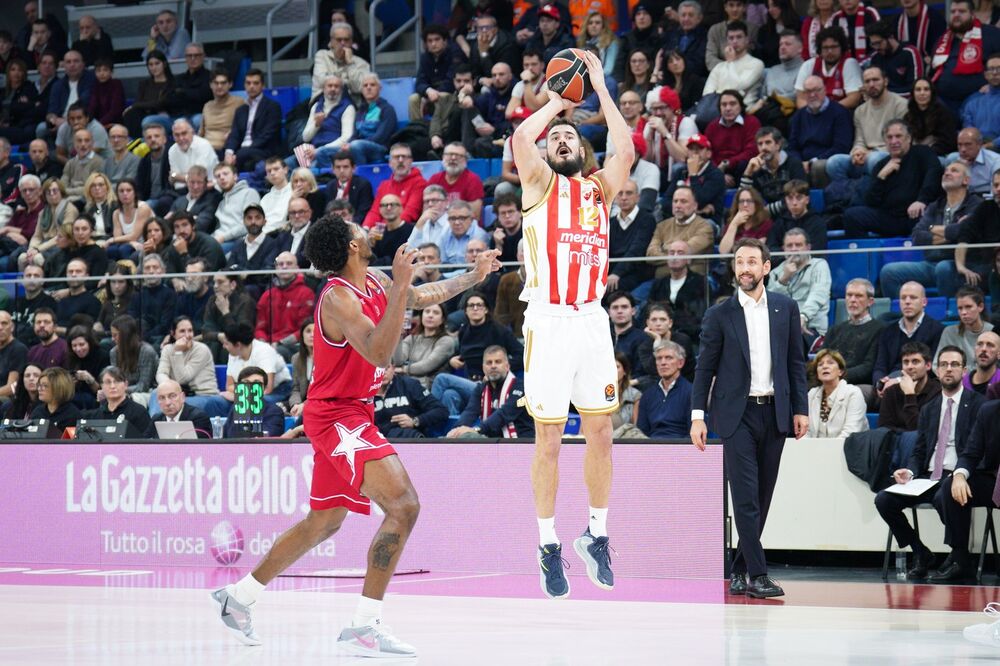 Detalj sa utakmice Olimpije Milano i Crvene zvezde u sezoni 2025/26 Evrolige