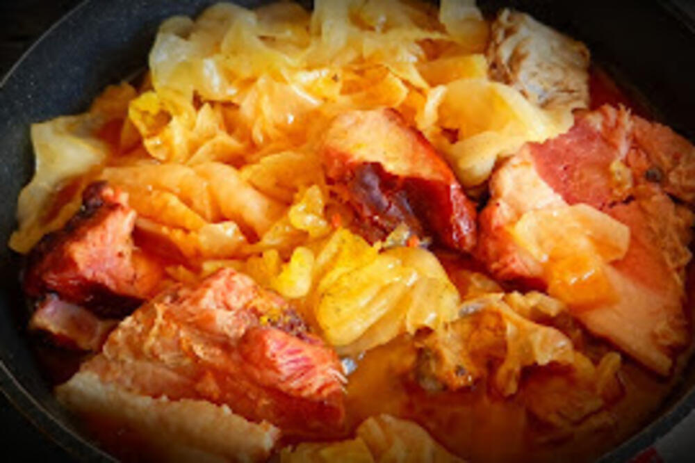 Kuvani kiseli kupus sa suvum rebrima i mirisna proja da voda pođe na usta: Majstorski obrok po bakinom receptu