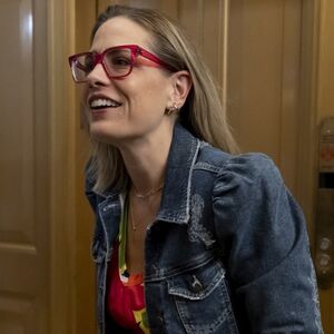 POHOTNA POLITIČARKA IMALA AFERU SA OŽENJENIM TELOHRANITELJEM, isplivao prljav veš! Supruga otkrila SOČNE DETALJE!