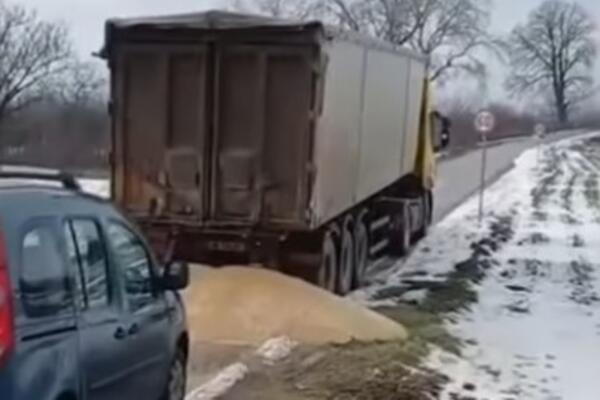 PROSULO SE ŽITO IZ KAMIONA NA PUTU: Nesvakidašnji incident na deonici kod Vršca (VIDEO)