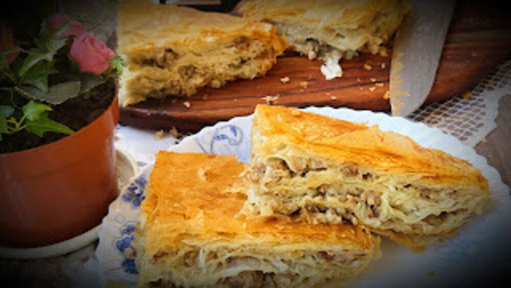 Burek sa mesom na tanjiru