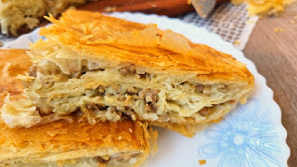 Dva parčeta bureka sa mesom