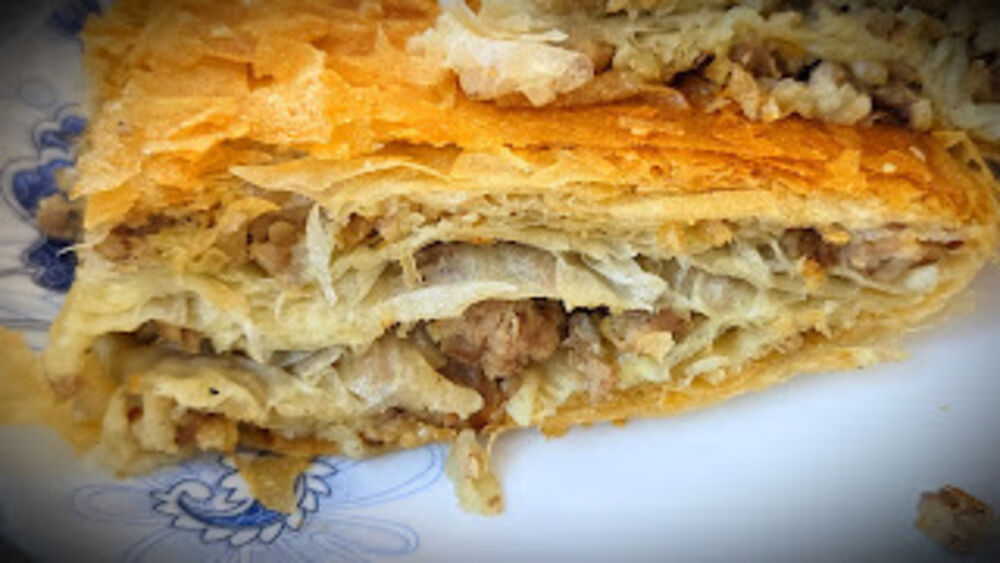 Parče bureka sa mesom na tanjiru