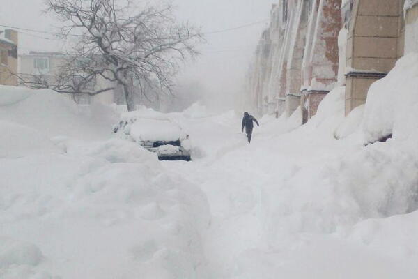 OVAKVA ZIMA NIJE VIĐENA 146 GODINA! Kamčatka zatrpana snegom do četvrtog sprata - POGLEDAJTE OVE PRIZORE (VIDEO)