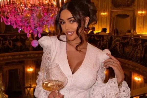 STARLETINE RUKAVICE KOŠTAJU KAO NEČIJA CELA PLATA! Ana živi na visokoj nozi, UZMITE ČAŠU VODE i pogledajte ŠTA IMA