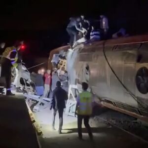 Broj mrtvih u udesu vozova dupliran, desetine se bore za život, vojska stiže u pomoć: Horor u Španiji! (VIDEO)