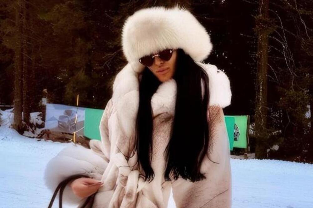 "ZIMSKO VREME ME JE BAŠ UZBUDILO!" Slađu baš briga ako nazebe JAJNIKE - u TANGAMA na JANUARSKOM MINUSU, MAJKO MILA