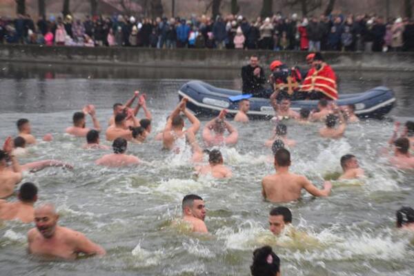 AKO SE NISTE PREGLEDALI KOD DOKTORA NE SKAČITE U LEDENU VODU PO ČASNI KRST! Jedna greška može biti fatalna!
