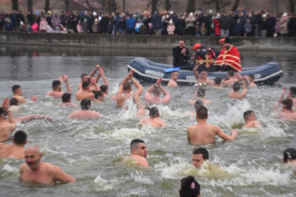 AKO SE NISTE PREGLEDALI KOD DOKTORA NE SKAČITE U LEDENU VODU PO ČASNI KRST! Jedna greška može biti fatalna!
