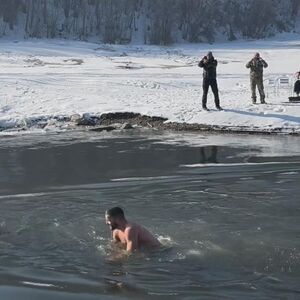 NESVAKIDAŠNJI POTEZ NA BOGOJAVLJENU U ČAČKU: Momak isplivao iz ledene vode, a onda je krenulo ludilo! (FOTO)