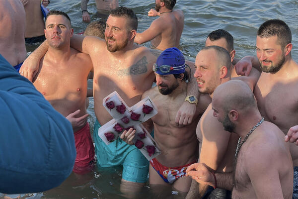 LAZAR PRVI DOPLIVAO DO ČASNOG KRSTA U ČAČKU: "Dvadeset godina sanjam ovaj tenutak" (FOTO)