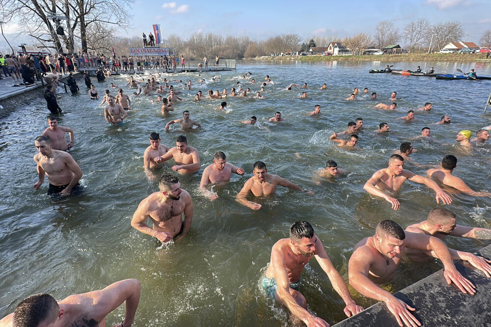 ZNATE LI ZAŠTO SE BAŠ ZA BOGOJAVLJENJE PLIVA ZA ČASNI KRST? Sveštenik otkrio svu istinu