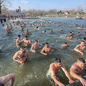 ZNATE LI ZAŠTO SE BAŠ ZA BOGOJAVLJENJE PLIVA ZA ČASNI KRST? Sveštenik otkrio svu istinu
