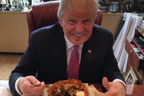 "NE ZNAM KAKO JE MOGUĆE DA JE ŽIV, PUNI SE OTROVOM" Američki ministar zdravlja u šoku zbog Trampove ishrane!