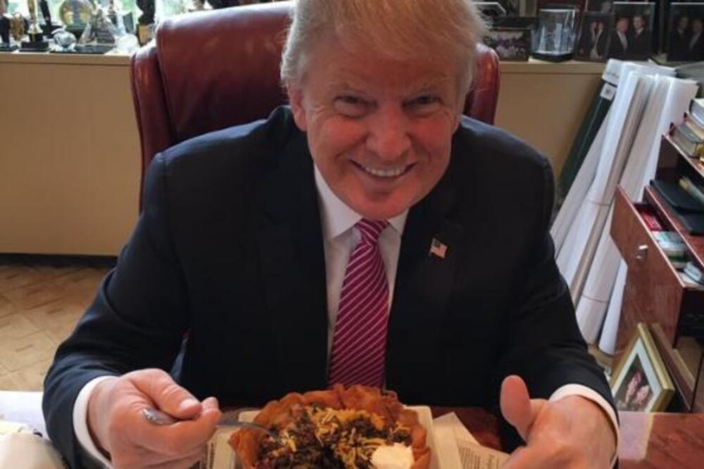 "NE ZNAM KAKO JE MOGUĆE DA JE ŽIV, PUNI SE OTROVOM" Američki ministar zdravlja u šoku zbog Trampove ishrane!