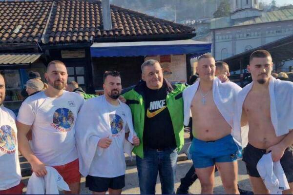 Kosta, Nemanja, Đorđe i Vuk i Blažo: Četiri rođena brata i njihov otac danas na Bogojavljenje plivaju za Časni krst