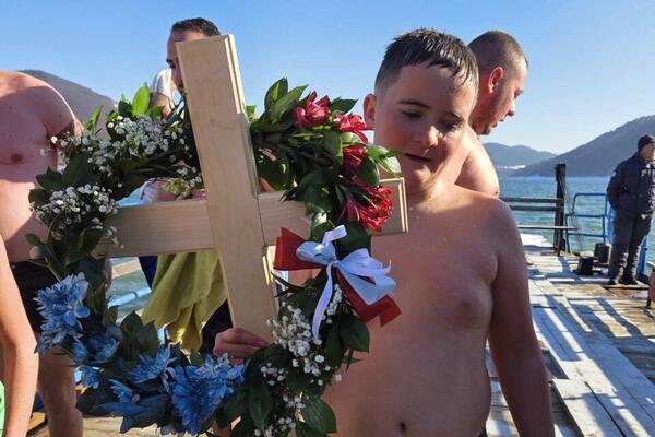 BRAVO ZA HRABROG DEČAKA! Ognjen ima 12 godina i prvi je doplivao do Časnog krsta na Zlatarskom jezeru (FOTO)